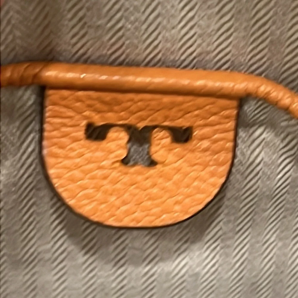 Tory Burch camera bag crafted of leather with floral motif. - Picture 13 of 17